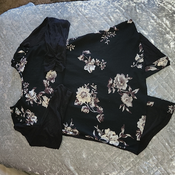 Bundle of two Black Floral Print Baseball Tops - Picture 5 of 8